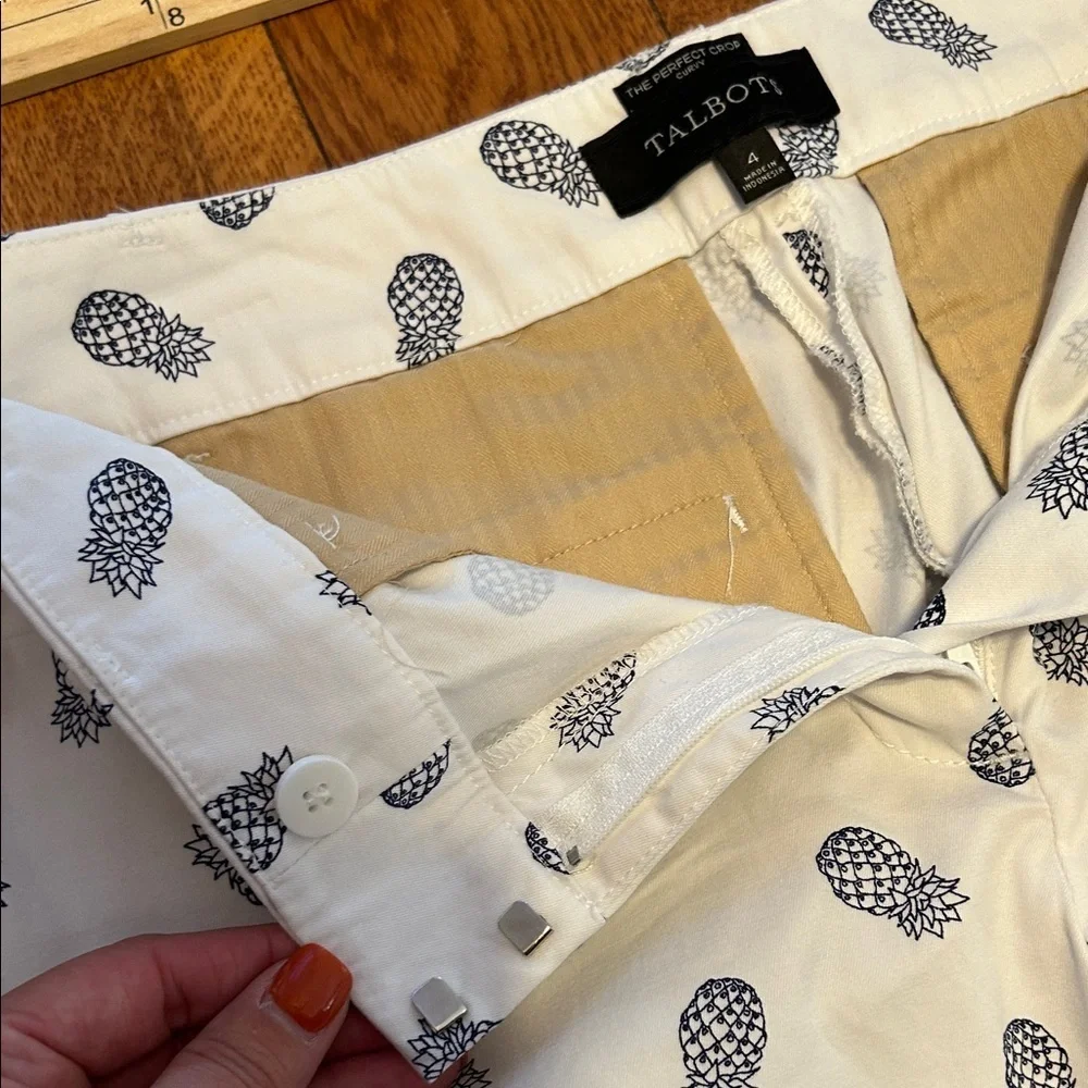 Talbots White Pants with Blue Pineapple Design Size 4 Excellent Condition